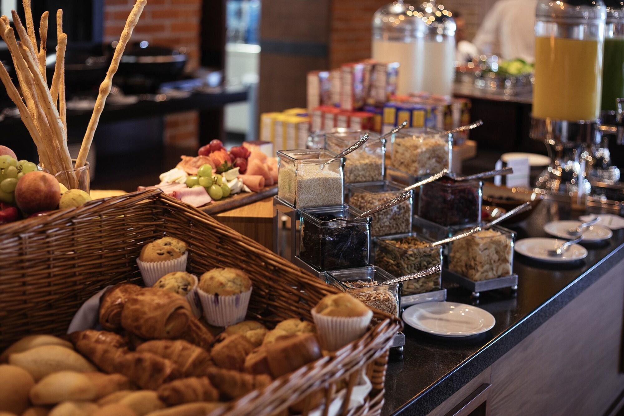 Doubletree By Hilton Celaya Celaya  Buitenkant foto